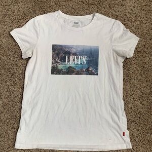 Levi’s t-shirt